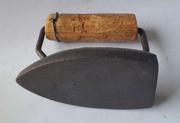 Antique Rustic Sad Iron.  9 x 8 x 5cm.