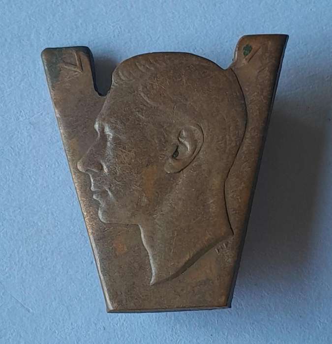 WW2 King George V "For Victory" Trench Art Badge. (Made from coin).