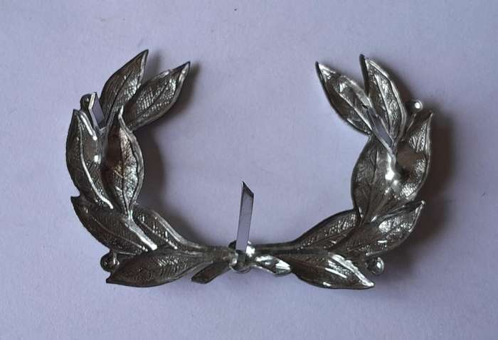 Military Wreath Cap Badge.  Clasp Intact.