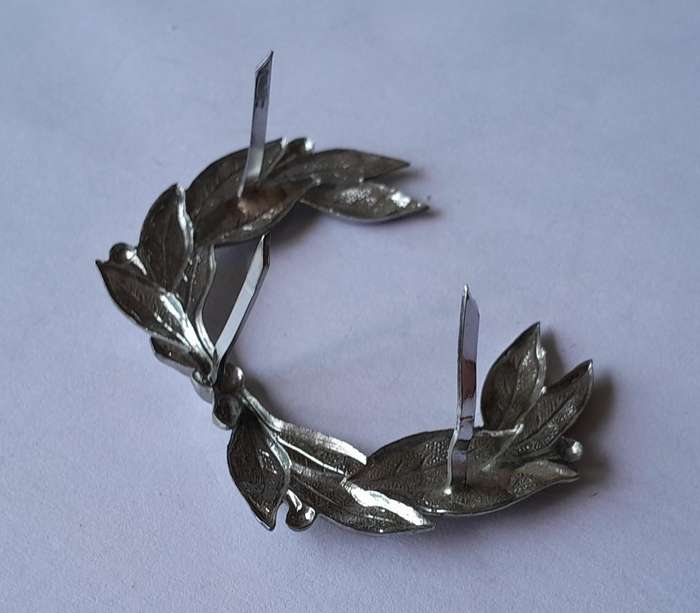 Military Wreath Cap Badge.  Clasp Intact.