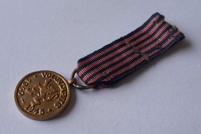 WW2 Belgium  1940 -1945  Volunteers Miniature Medal (Dated Version).