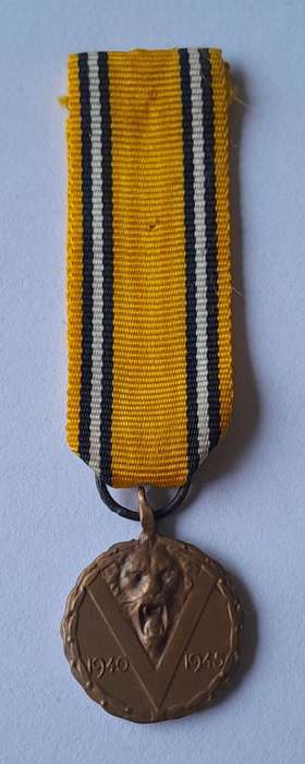 WW2 Belgium Victory 1940 - 1945 Miniature Medal.