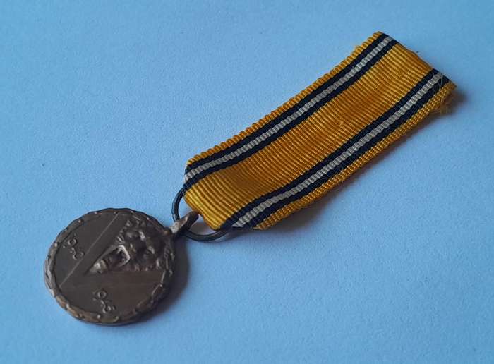 WW2 Belgium Victory 1940 - 1945 Miniature Medal.