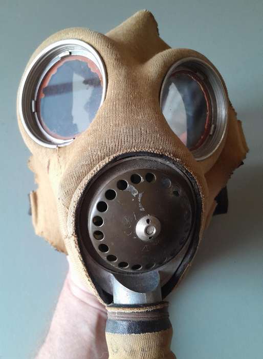WW2 Kaufman Gas Mask With Barringer, Wallis & Manners Cannister.  Dated 1941.