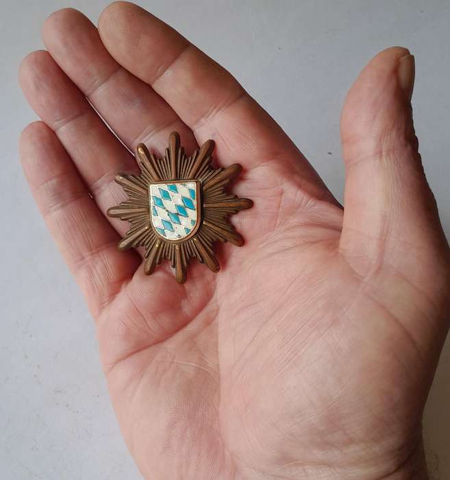 Original Vintage German Polizei Bavaria (Bavarian Police) Cap Badge.