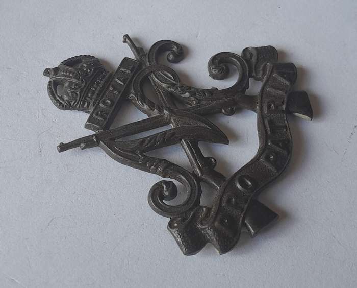 Early Royal Natal Carbineers Cap Badge.  No Lugs.