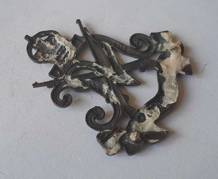 Early Royal Natal Carbineers Cap Badge.  No Lugs.