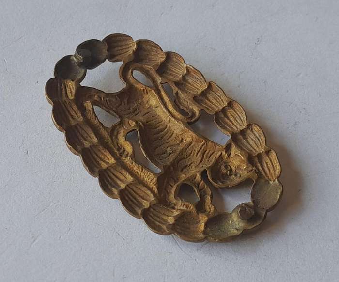 Royal Leicester Regiment Collar Badge.  No Lugs.