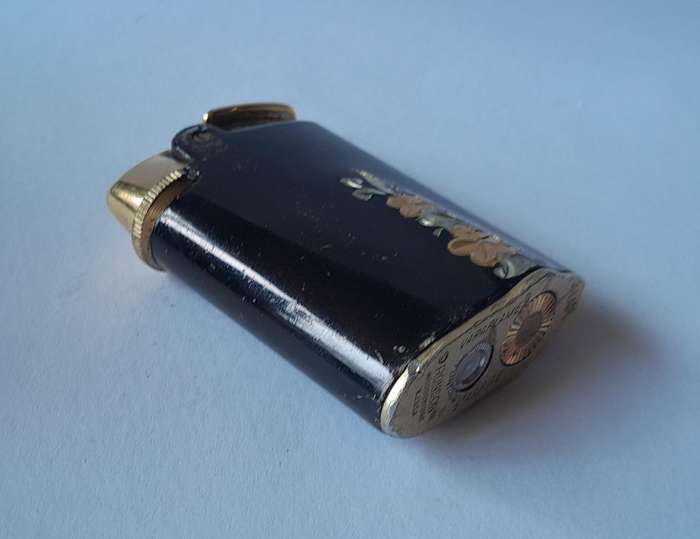 1950's Ronson Varaflame Starfire Lighter.  Woodbridge, U.S.A.
