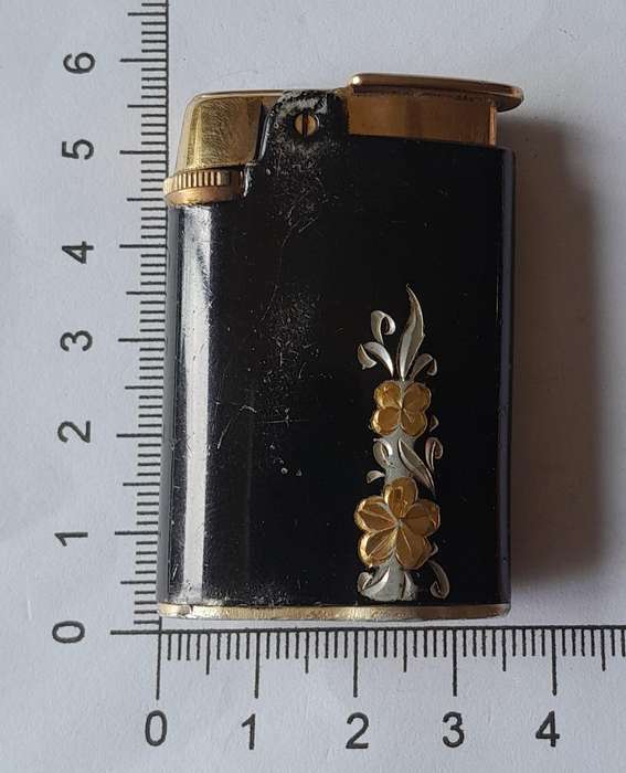 1950's Ronson Varaflame Starfire Lighter.  Woodbridge, U.S.A.
