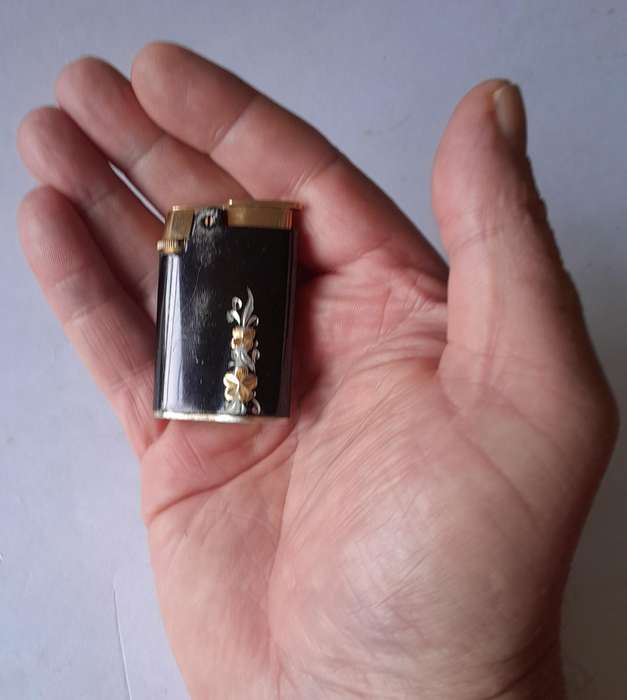 1950's Ronson Varaflame Starfire Lighter.  Woodbridge, U.S.A.