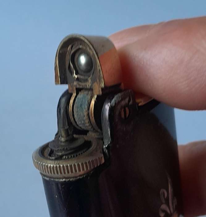 1950's Ronson Varaflame Starfire Lighter.  Woodbridge, U.S.A.