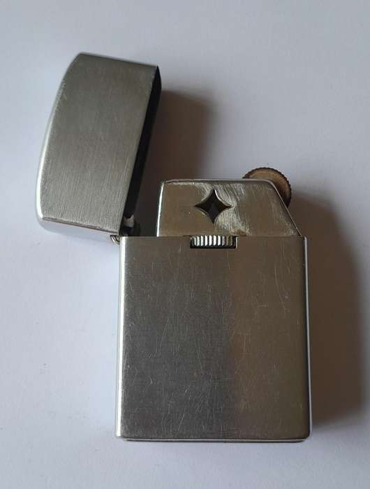 Vintage Japanese "Royal Kind" Windproof Butane Gas Lighter.
