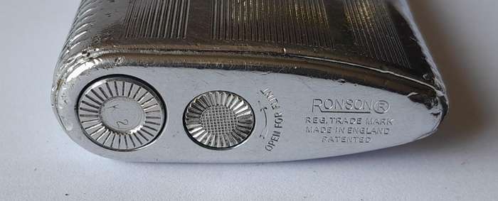 Vintage Ronson Art Deco Pocket Petrol Lighter.  Made In England.