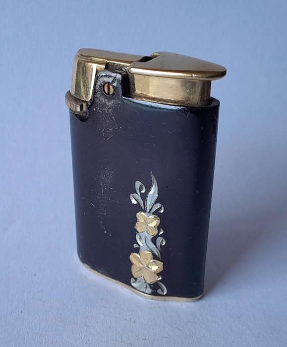 1950's Ronson Varaflame Starfire Lighter.  Woodbridge, U.S.A.