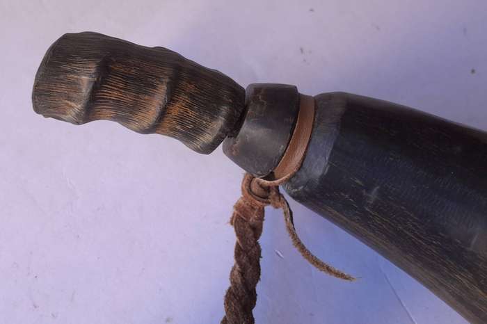 Antique Buffalo Gun Powder Horn With Stopper And Shoulder Strap.  32cm.