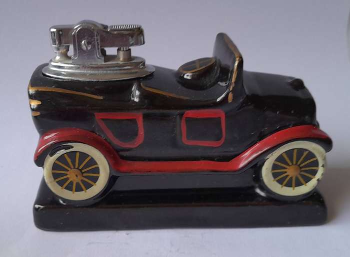 Vintage 1960's "Maxwell 1915" Ceramic Table Lighter.