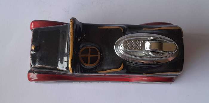 Vintage 1960's "Maxwell 1915" Ceramic Table Lighter.