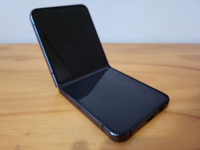 Samsung Z Flip 5 256GB + Extras