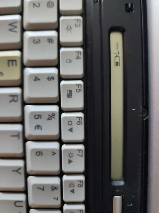 FUJITSU SIEMENS LIFEBOOK  E8020 LAPTOP FOR SALE FOR SPARES OR REPAIRS !!!!