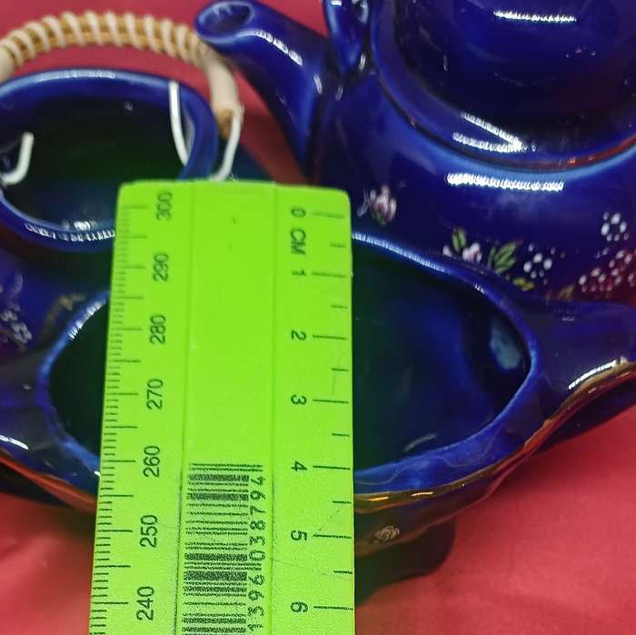Blue little vases, teapot