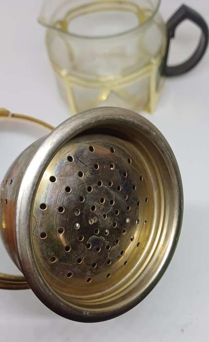 Pull up tea maker