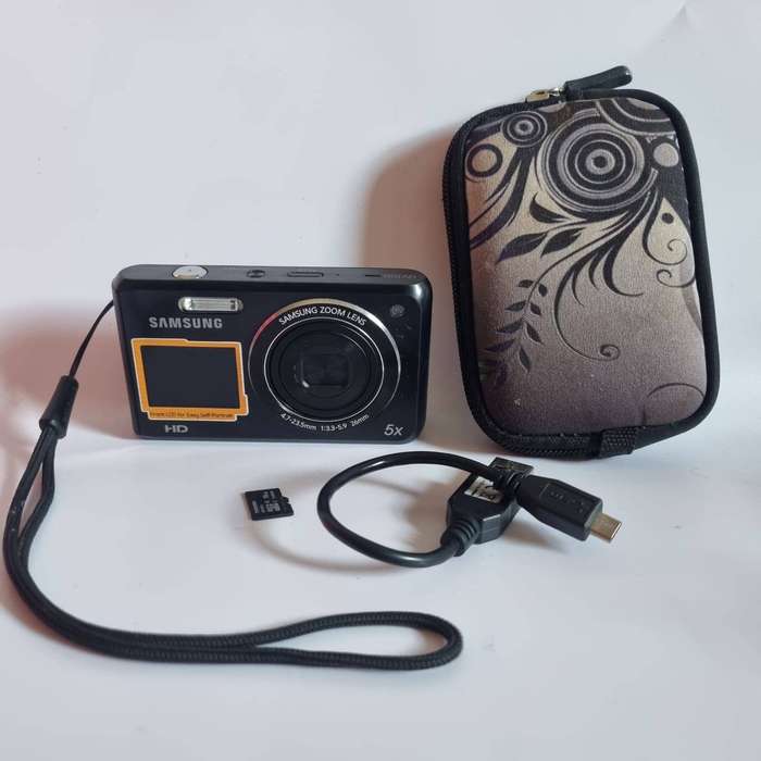 Samsung DV100 Digital Camera (Bag & 16GB SD Card)