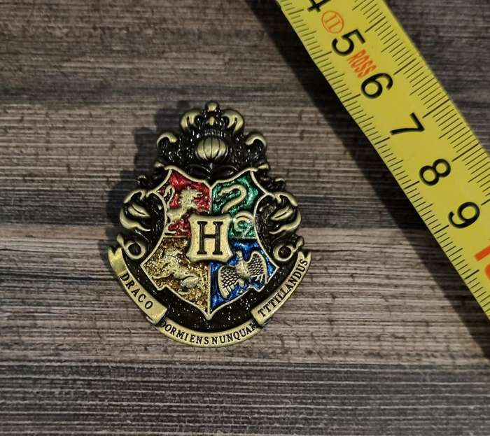 Hogwarts Crest Pin