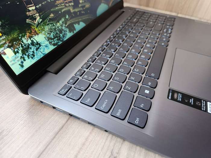 Lenovo IdeaPad Slim 3i Intel Core I7-12th Gen + Free Laptop Bag