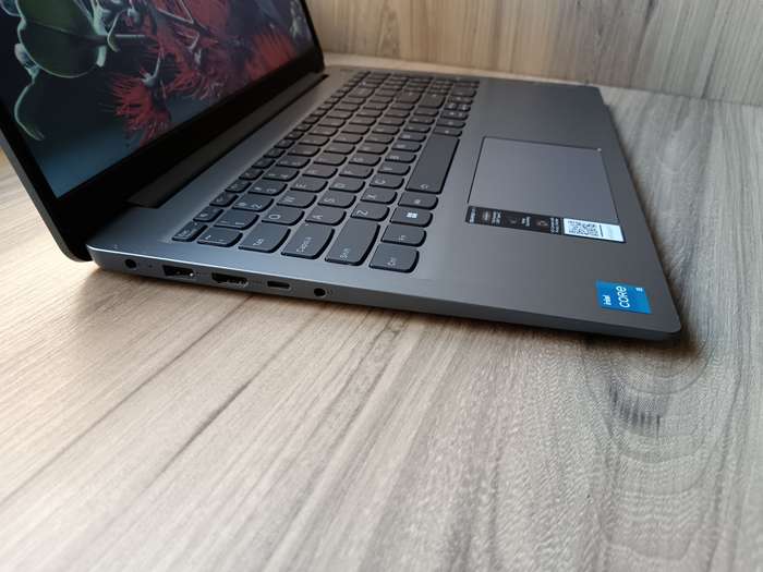 Lenovo IdeaPad Slim 3i Intel Core i5-12th Gen + Free Laptop Bag