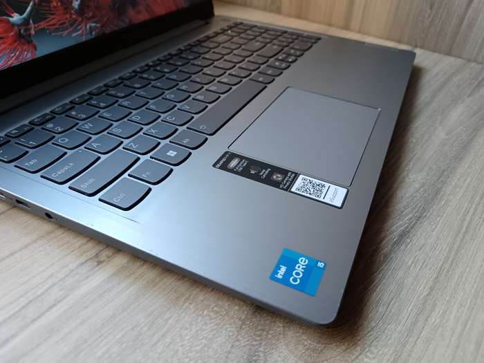 Lenovo IdeaPad Slim 3i Intel Core i5-12th Gen + Free Laptop Bag