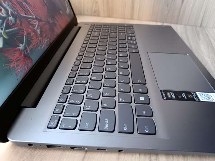 Lenovo IdeaPad Slim 3i Intel Core i5-12th Gen + Free Laptop Bag