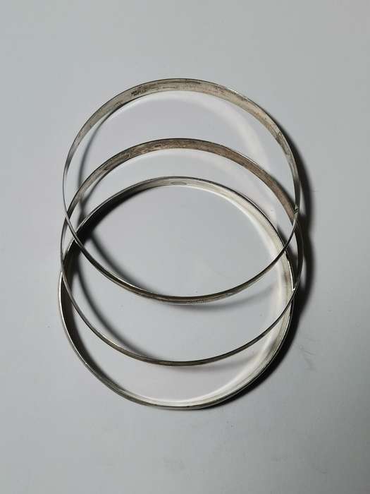 3 X .925 SIVER BANGLES. STAMPED. TOTAL WEIGHT: 34.11 GRAMS. ONE BID TAKES ALL.