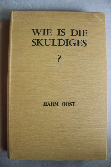 Wie is die Skuldiges ? -- Harm Oost