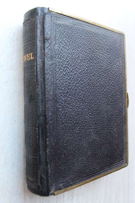BIJBEL met brass meganisme Bybel