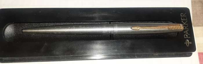 Set of Parker,Paper mate and parker rollerball pens all for one price.