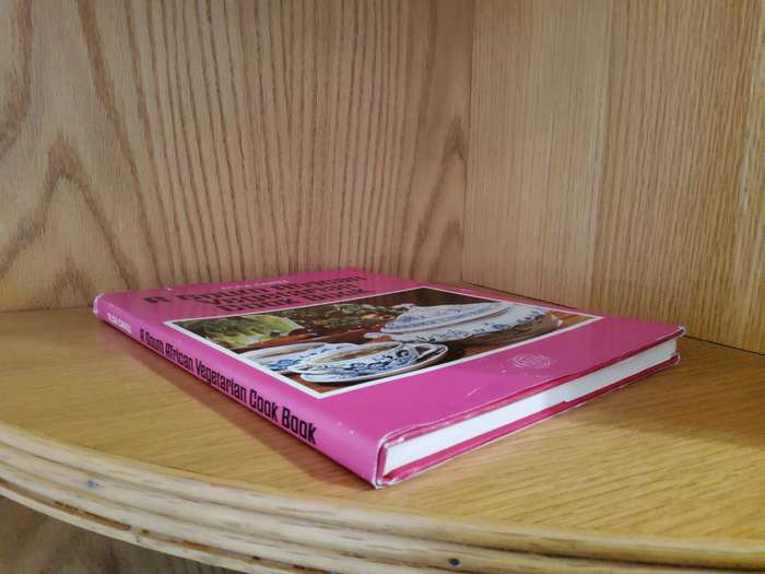 A South African Vegetarian Cook Book by Tilda Cahill (Hardcover)