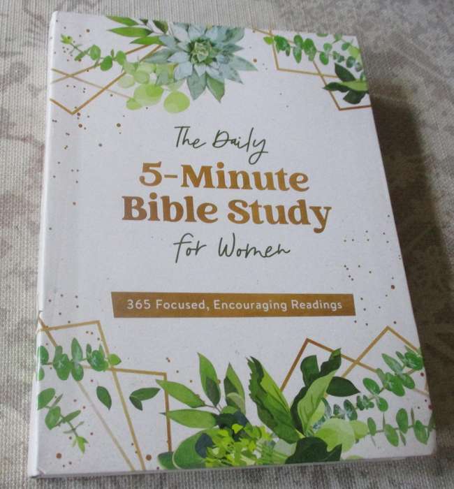 THE DAILY 5-MINUTE BIBLE STUDY FOR WOMEN - 365 FOCUSED, ENCOURAGING READINGS