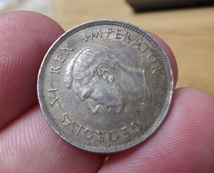 SA Union 1 Shilling 1942 - ERROR : Cracked Die