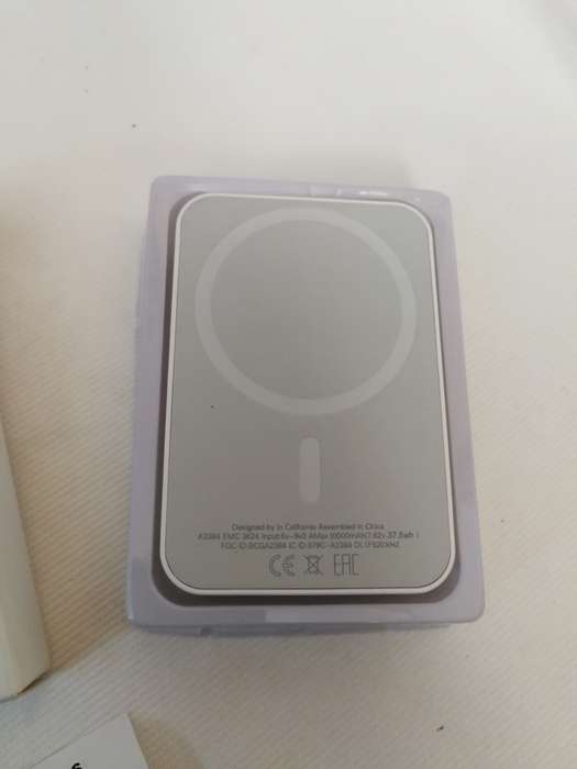 10000mAh Magnetic power bank. Wireless Charging Battery Pack