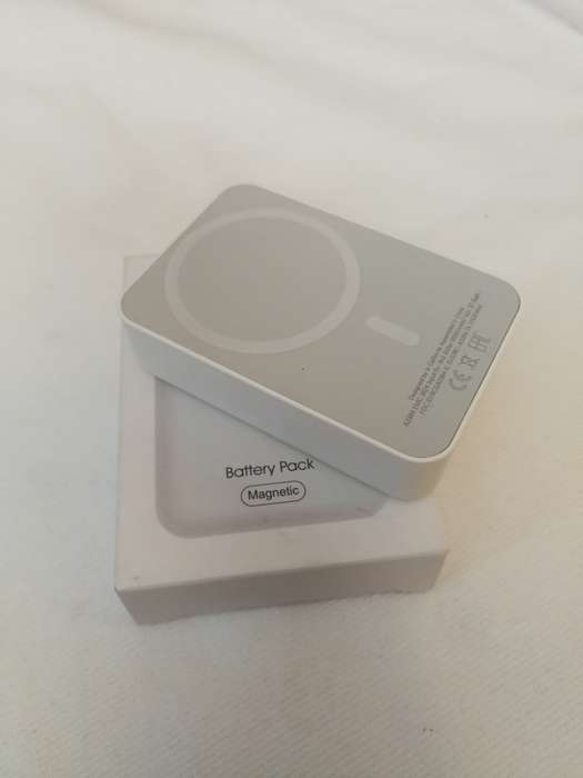 10000mAh Magnetic power bank. Wireless Charging Battery Pack