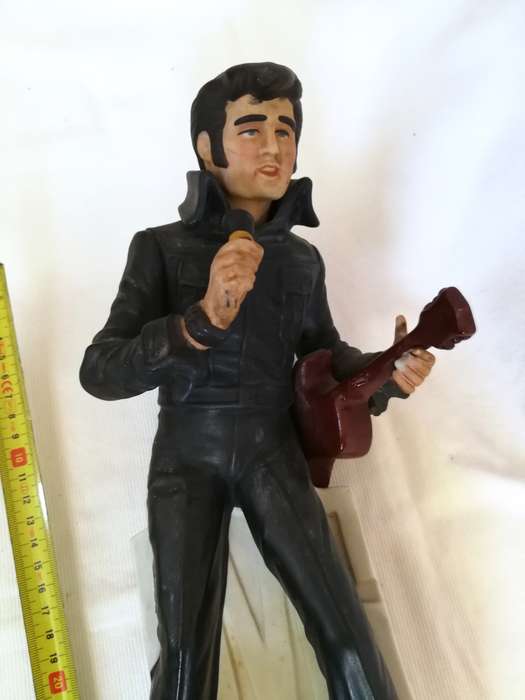 ELVIS PRESLEY Forever Elvis 68 McCormick Whiskey Porcelain Decanter Music Box