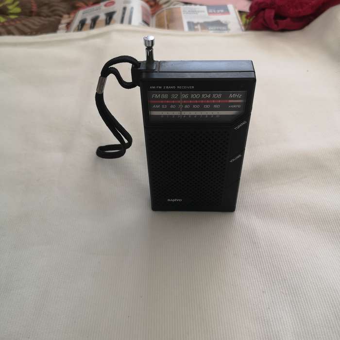 Sanyo RP5065  vintage audio hand held receiver that features AM/FM 2 band reception.