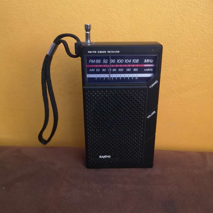 Sanyo RP5065  vintage audio hand held receiver that features AM/FM 2 band reception.