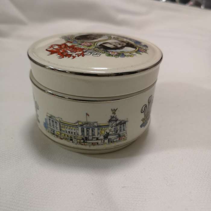 Sadler England Marriage of Prince Charles to Lady Diana Round Lidded Trinket Box