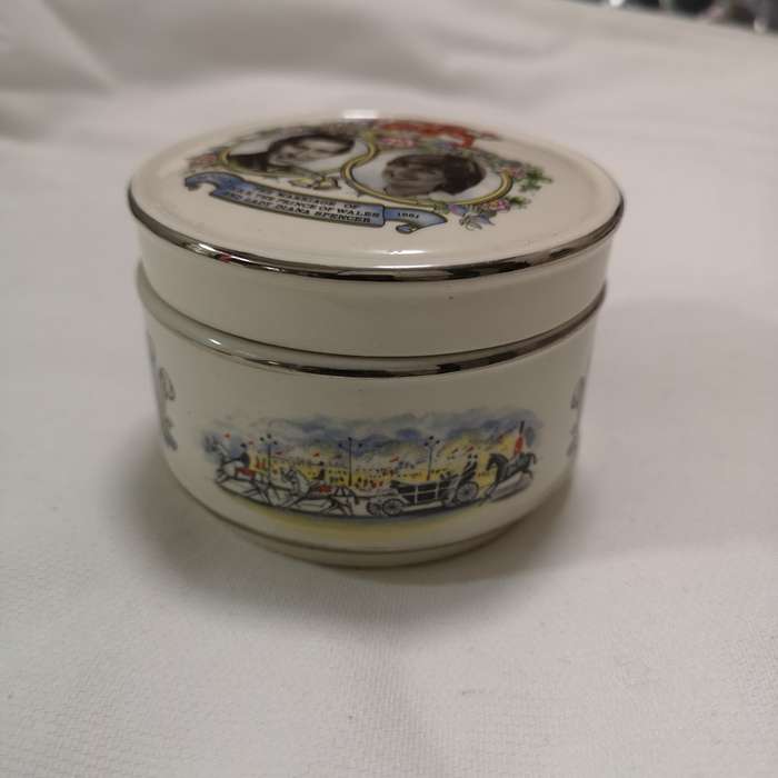 Sadler England Marriage of Prince Charles to Lady Diana Round Lidded Trinket Box