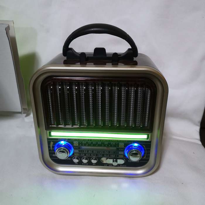 Rechargeable Vintage Style Band Radio With USB, Bluetooth, Optional Solar Charging