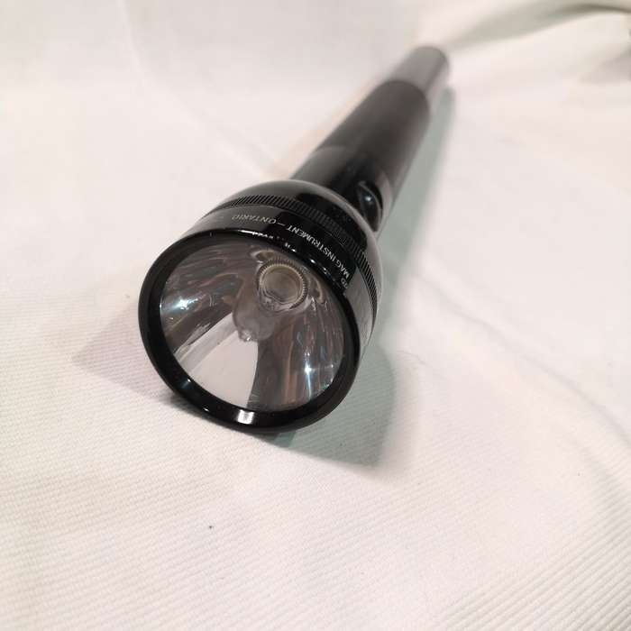 Maglite Heavy-Duty Incandescent 5-Cell Flashlight. 44cm