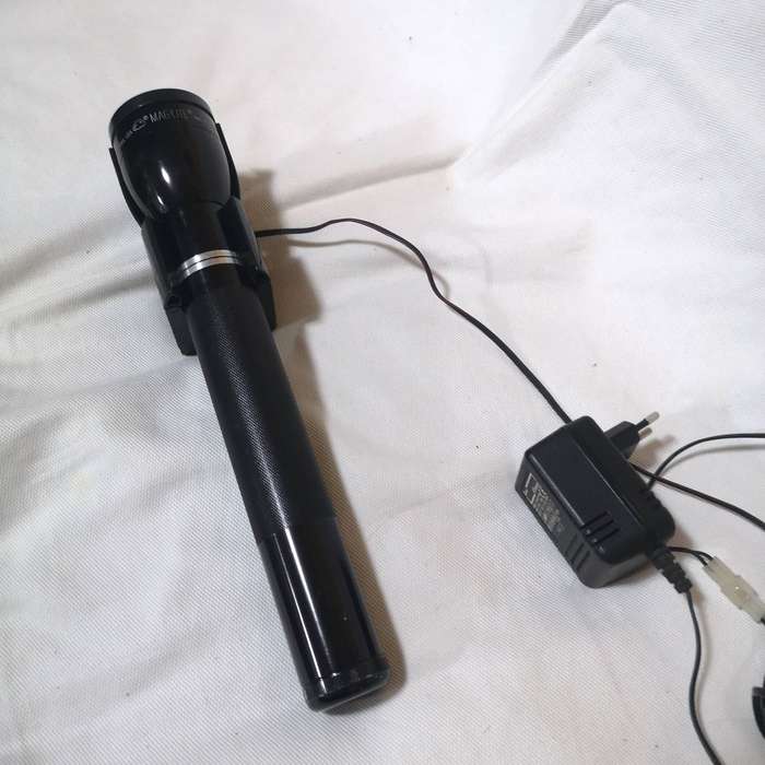 MAGLITE Rechargeable with 2 cradles, 1 charger and spare flashlite