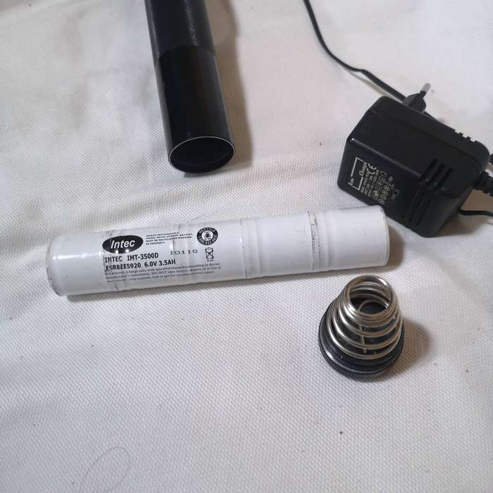 MAGLITE Rechargeable with 2 cradles, 1 charger and spare flashlite